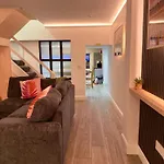 Stylish City Centre Hideaway & Private Hot Tub