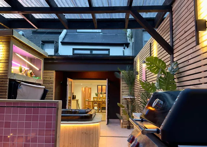 Stylish City Centre Hideaway & Private Hot Tub