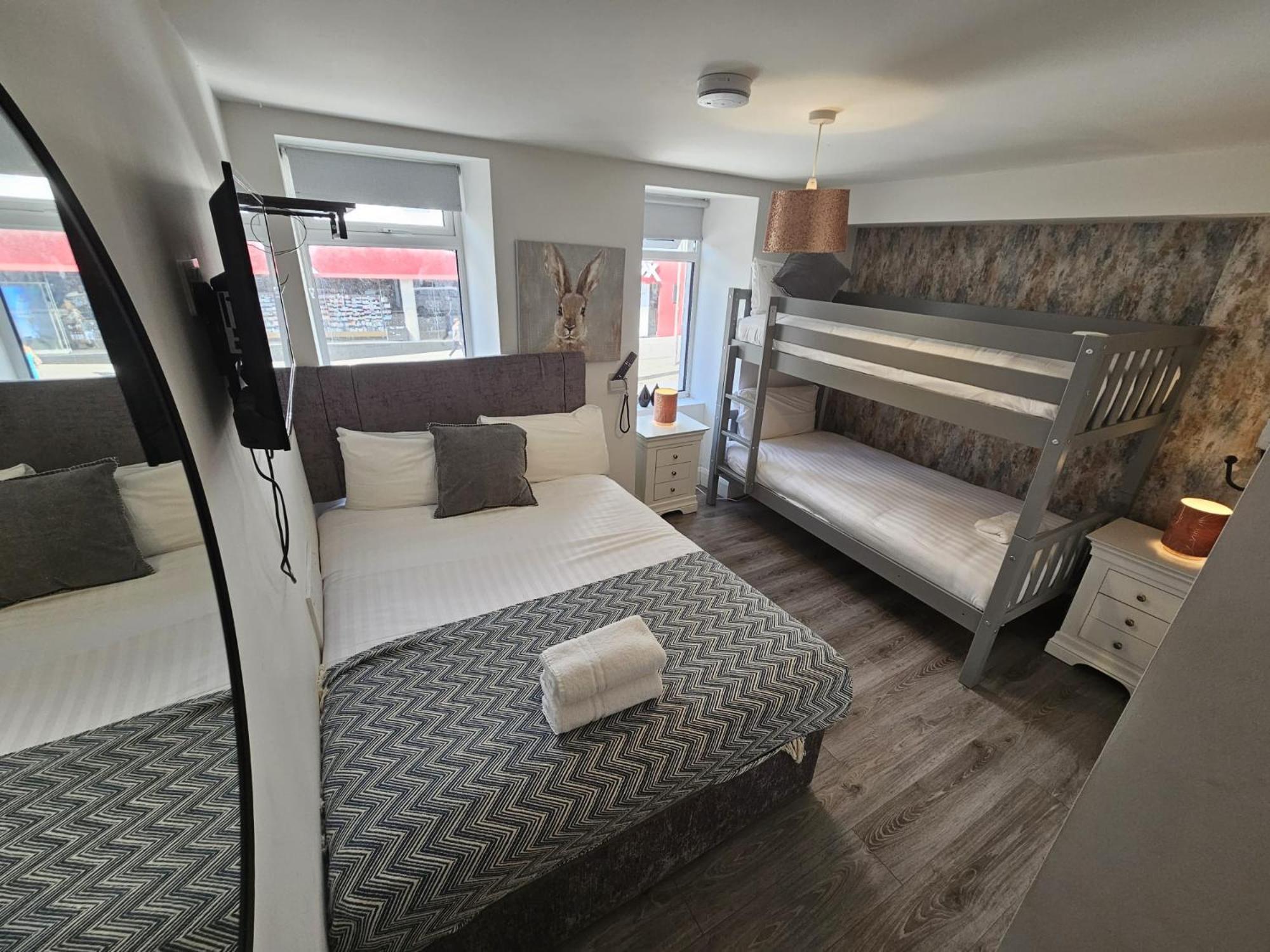 Apartment Stylish Centre Hideaway & Private Hot Tub