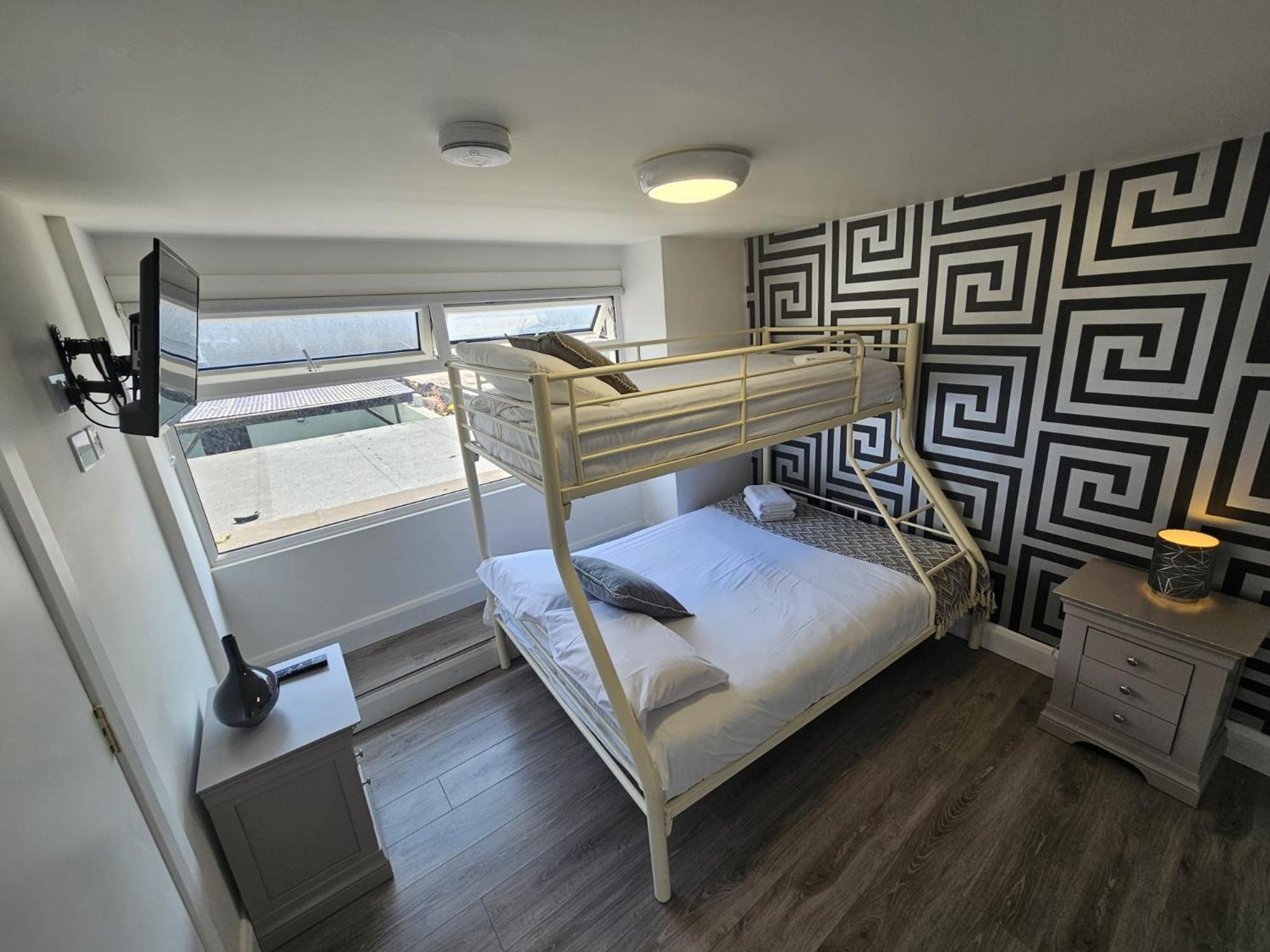 Stylish Centre Hideaway & Private Hot Tub Apartment Galway