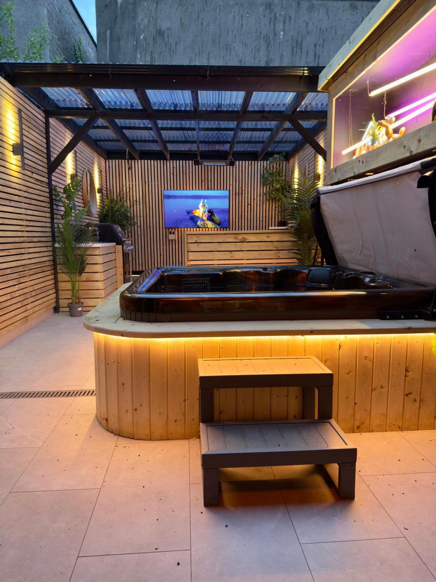 Stylish Centre Hideaway & Private Hot Tub Galway