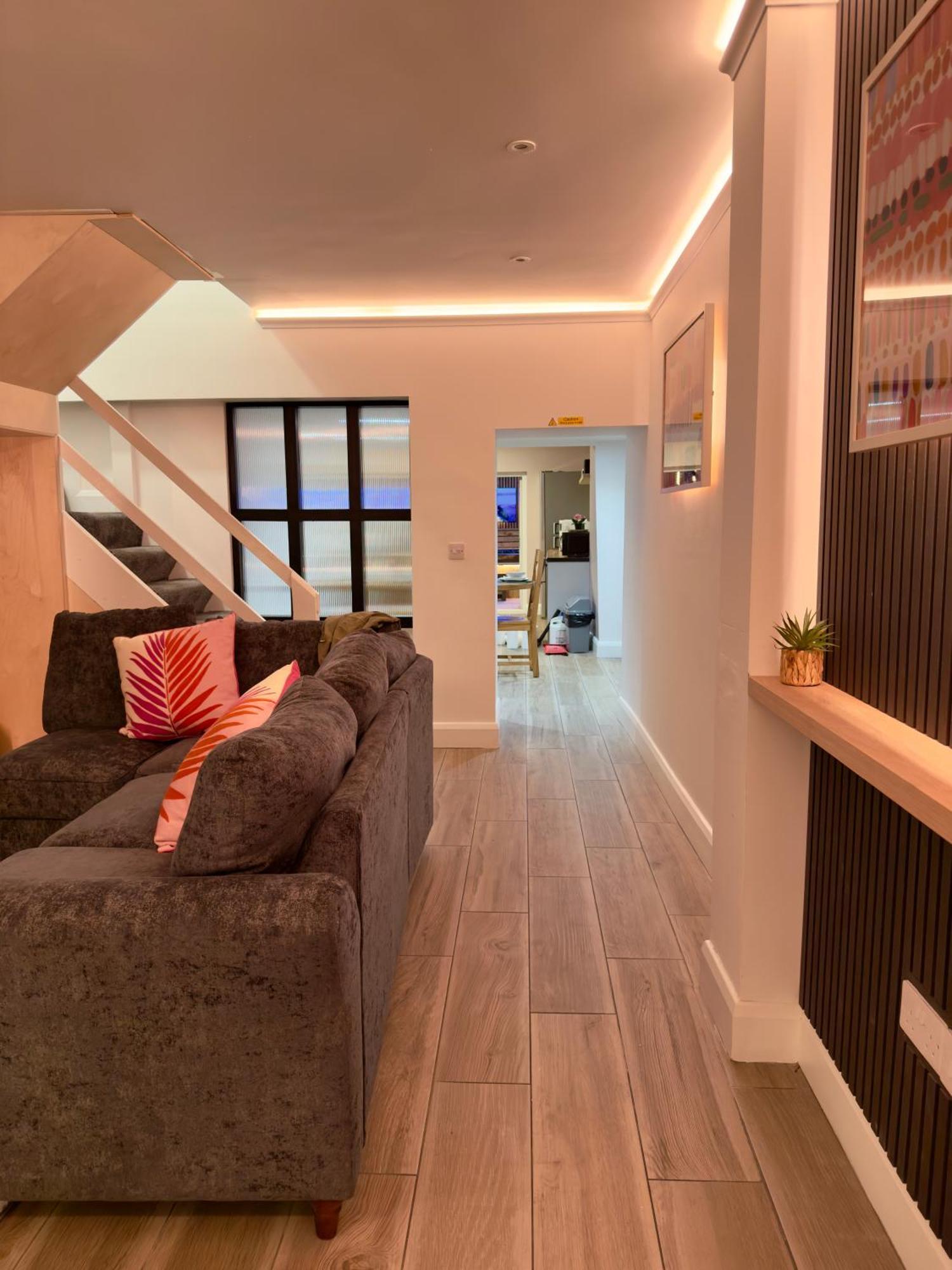 Stylish Centre Hideaway & Private Hot Tub Apartment