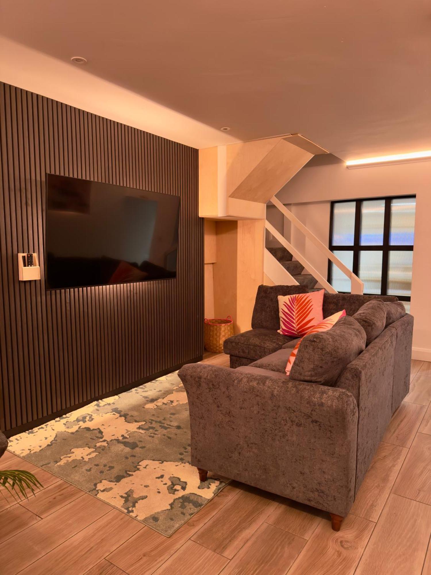 Apartment Stylish Centre Hideaway & Private Hot Tub *