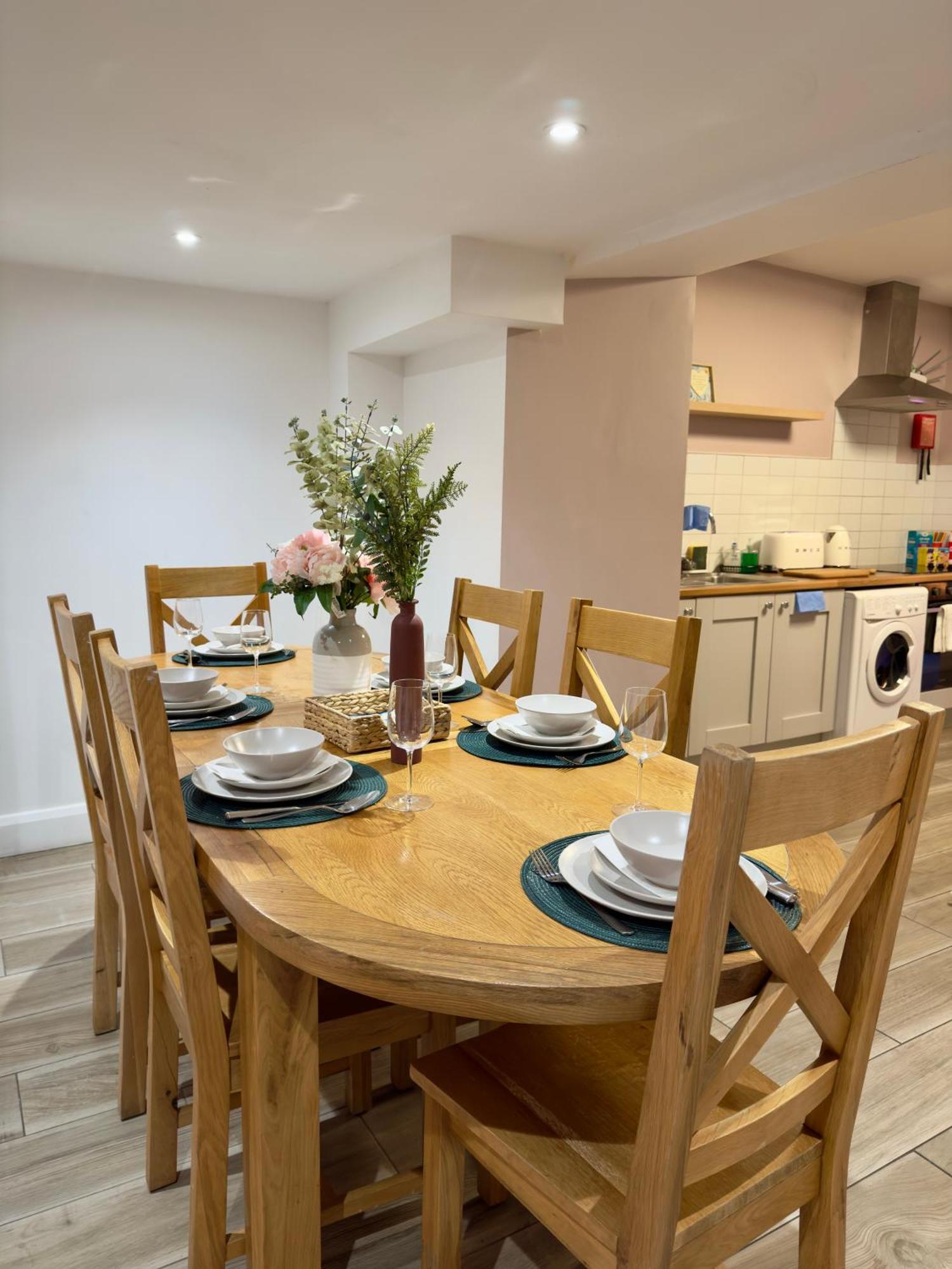 Apartment Stylish Centre Hideaway & Private Hot Tub