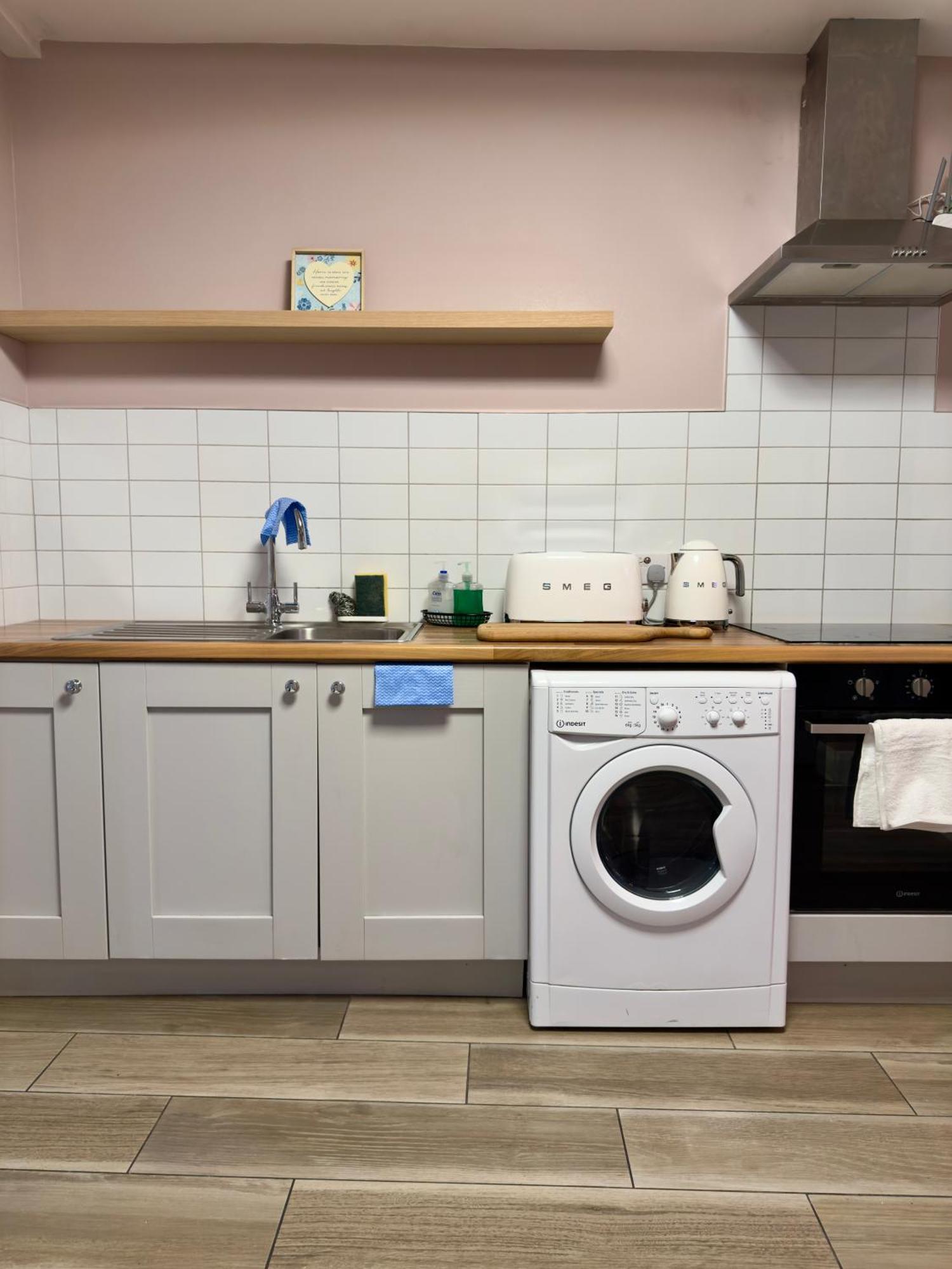 Apartment Stylish Centre Hideaway & Private Hot Tub *