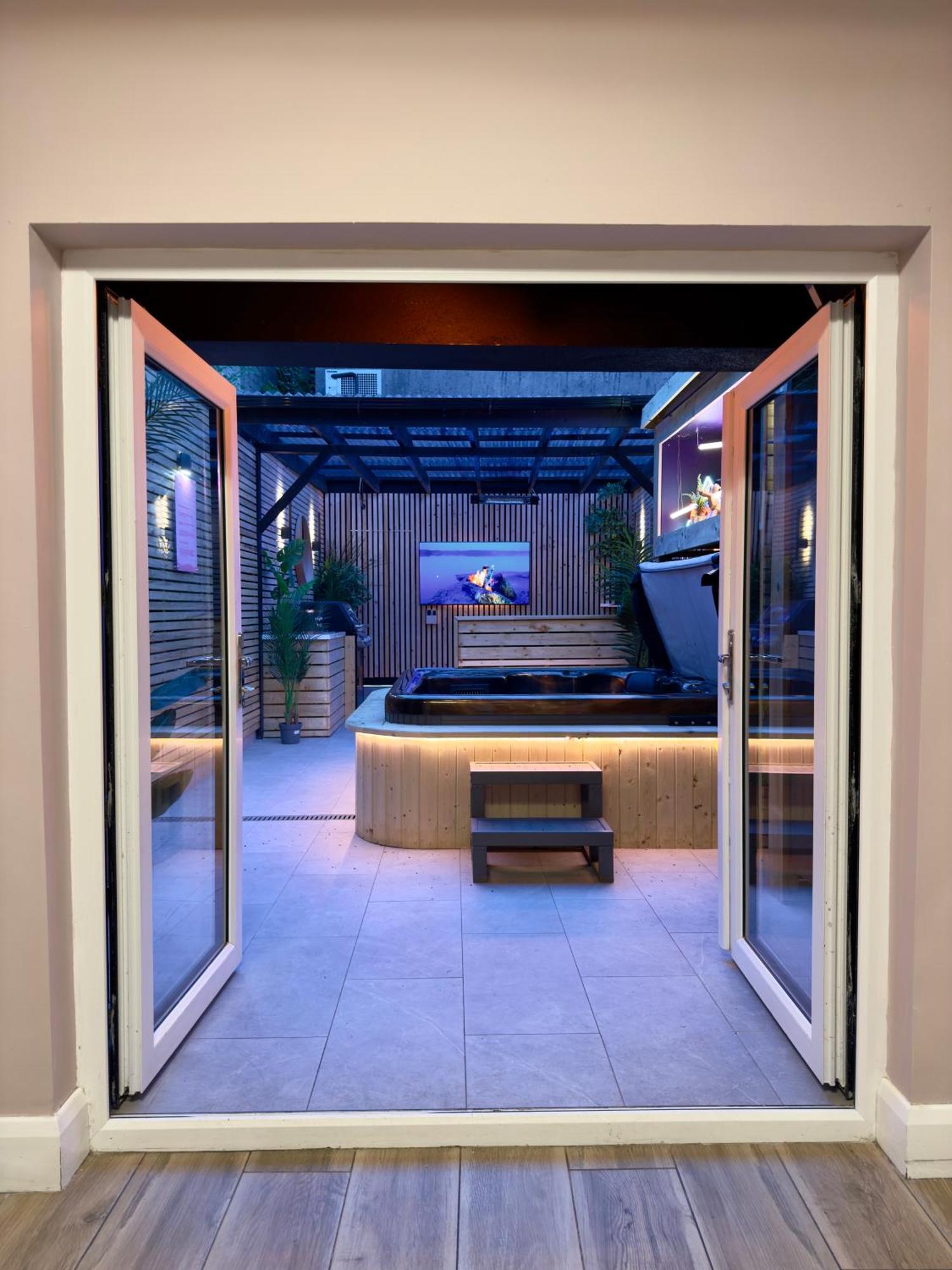 Apartment Stylish Centre Hideaway & Private Hot Tub Galway