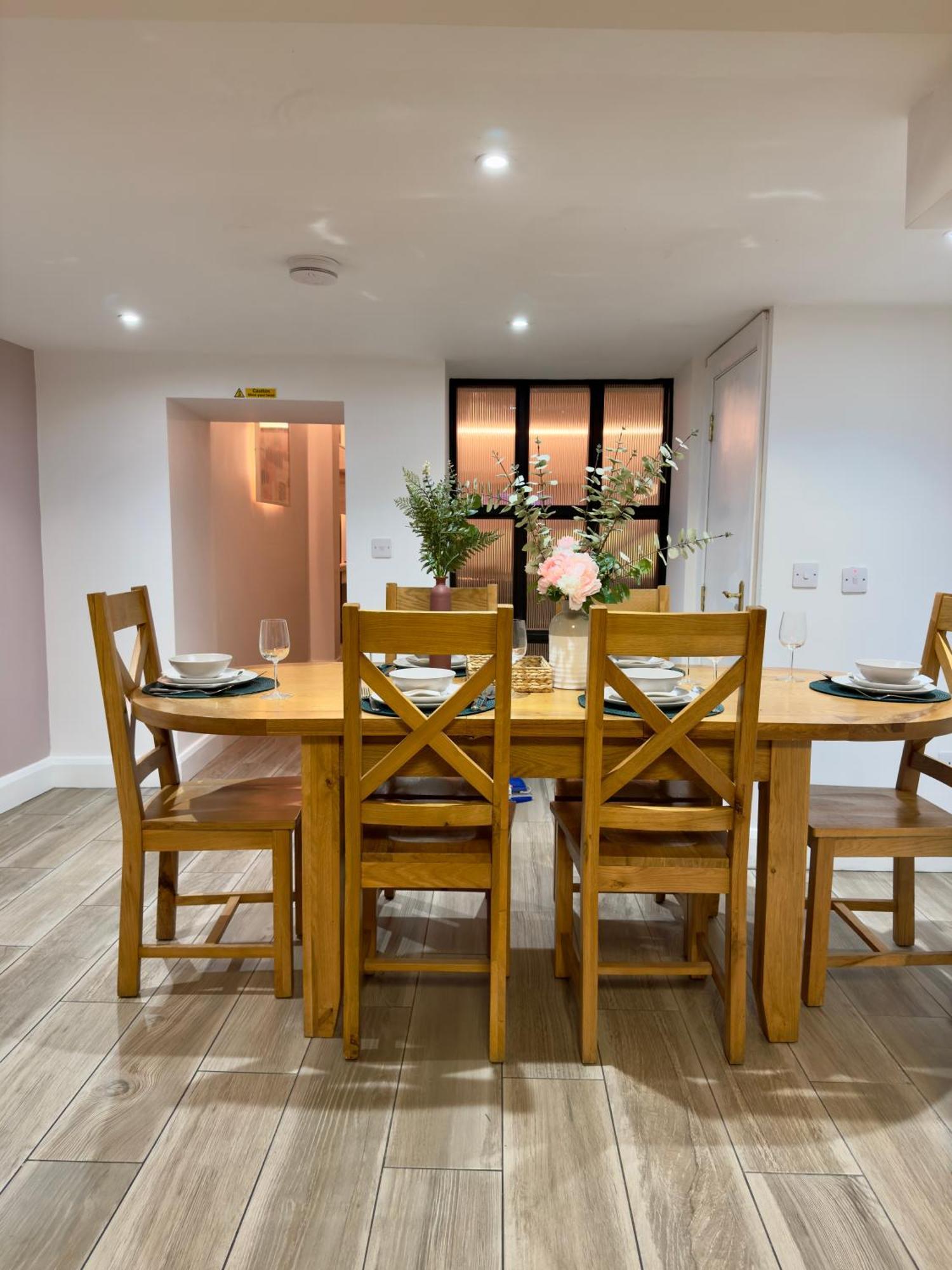 Stylish Centre Hideaway & Private Hot Tub *