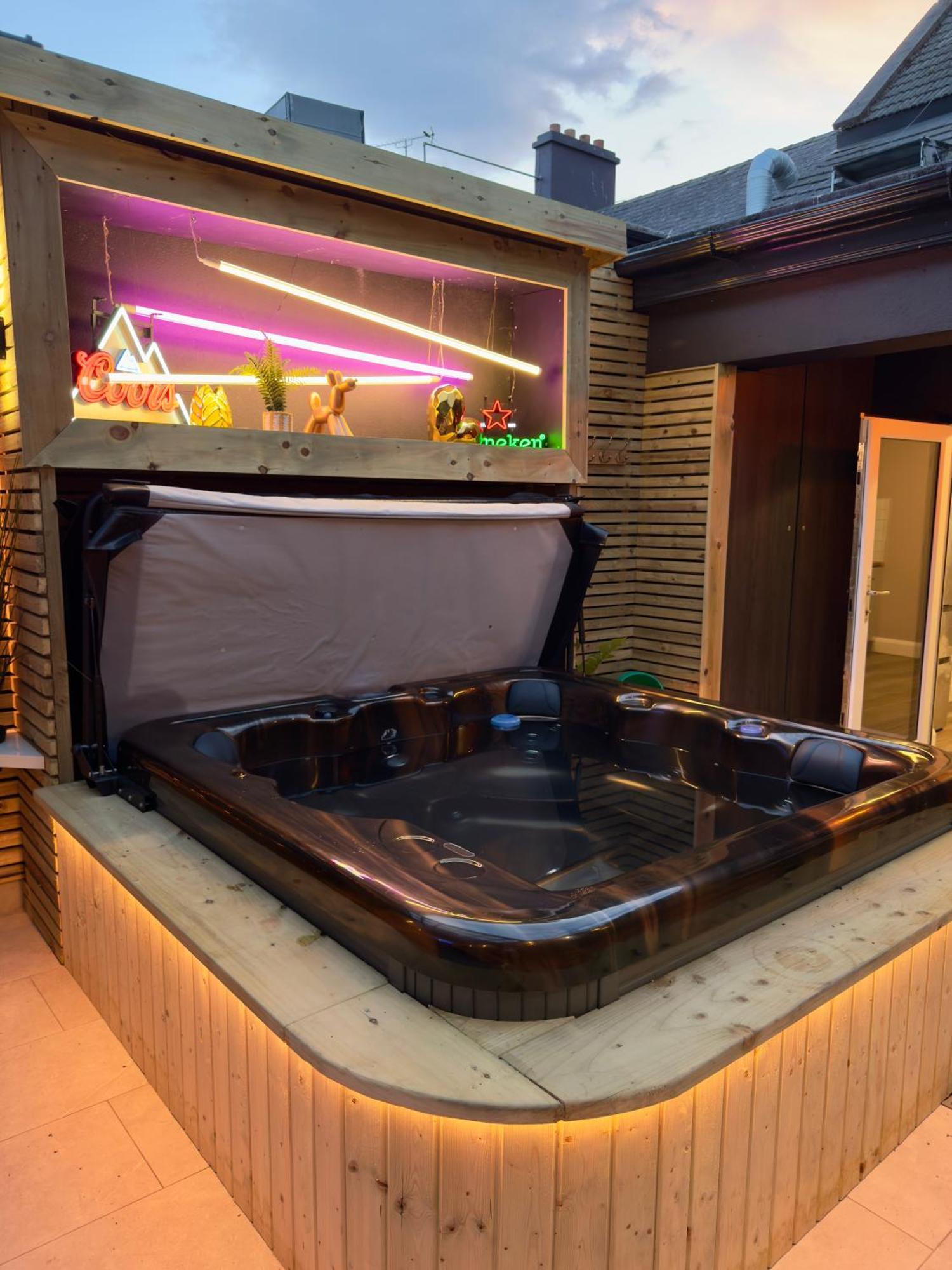 Stylish Centre Hideaway & Private Hot Tub Apartment