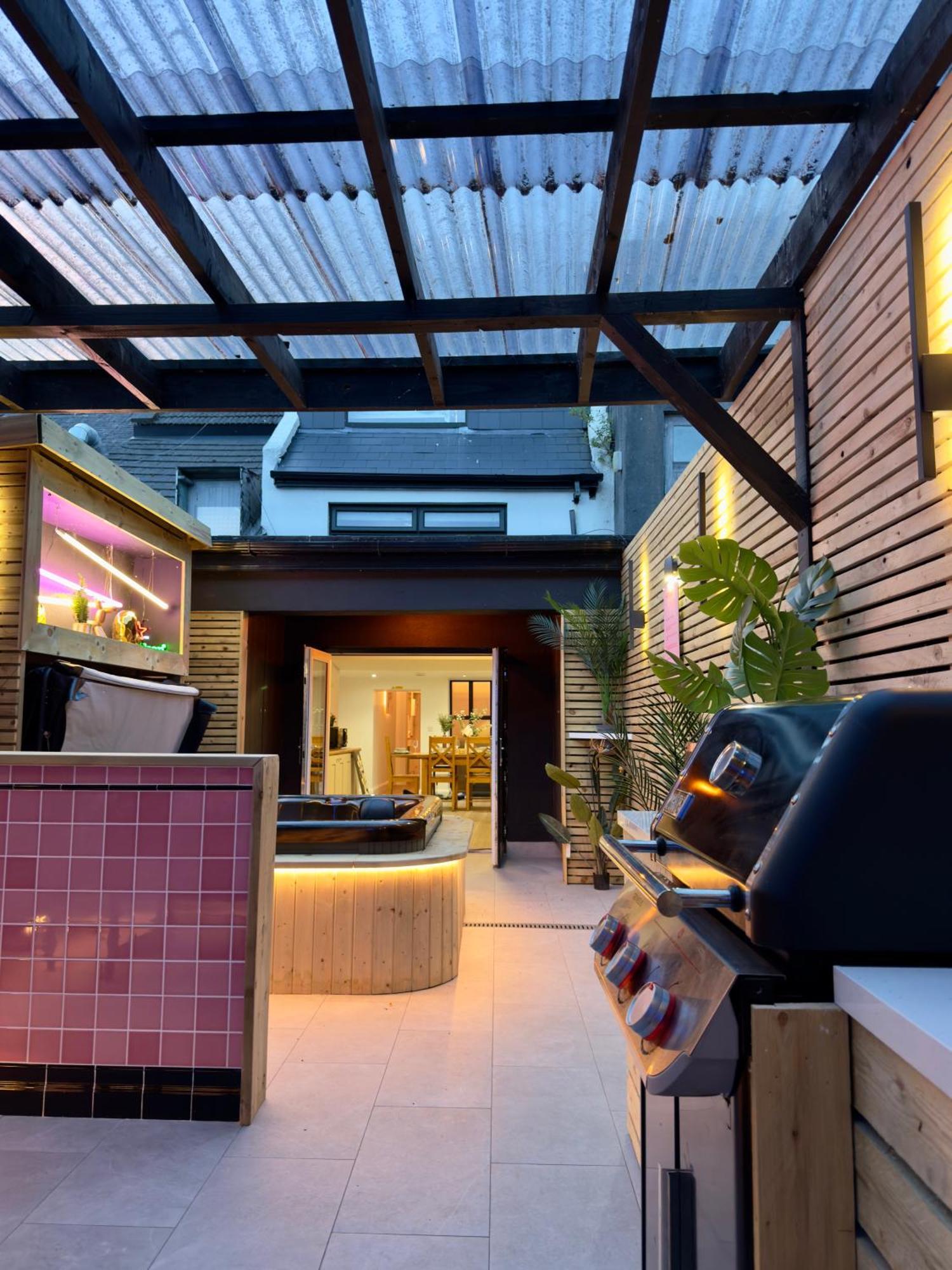 Stylish Centre Hideaway & Private Hot Tub Apartment Galway